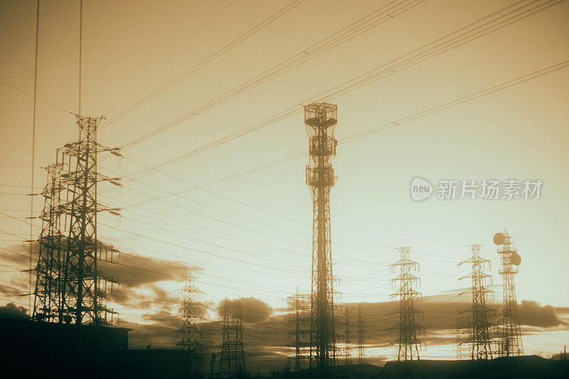 一个输电塔的图像，在晚上隐约可见