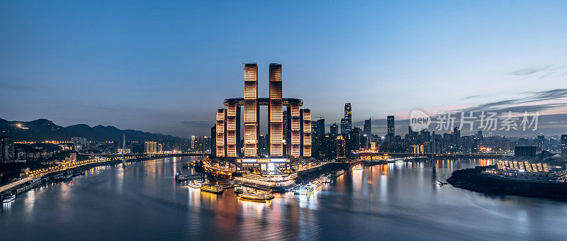 朝天门码头和重庆大剧院，重庆，中国