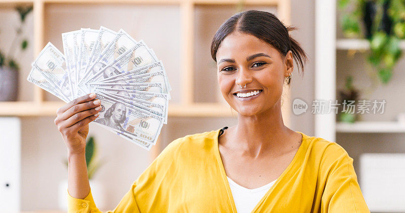 钱，现金和女人的微笑来自印度，投资收益，获胜或财务增长，女性对彩票中奖者的利润，投资财富或养老金储蓄在房子上的快乐画像