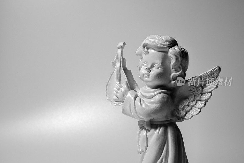 死亡的概念。美丽的小天使的哭泣象征着痛苦、恐惧和人类生命的终结。