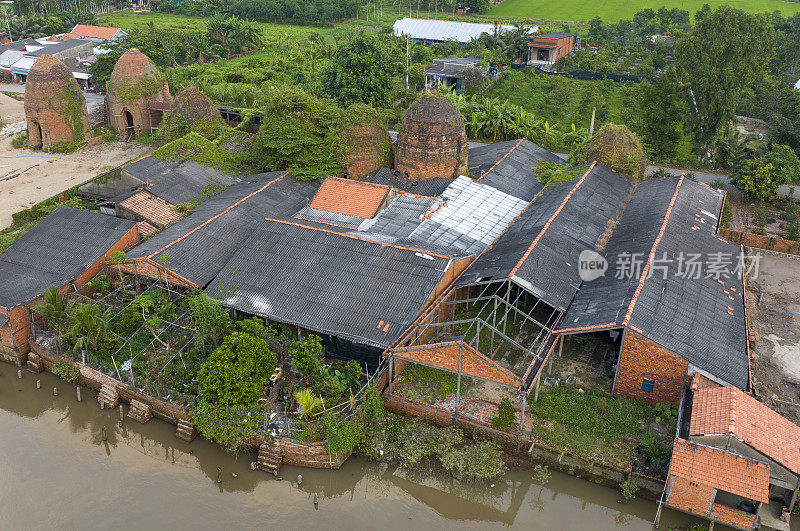 越南永隆省农村河边的旧砖窑