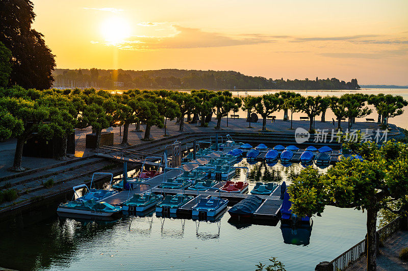 日出时，脚踏船停泊在以湖为背景的港口里。康斯坦茨，康斯坦茨湖，巴登-符腾堡州，德国，欧洲。