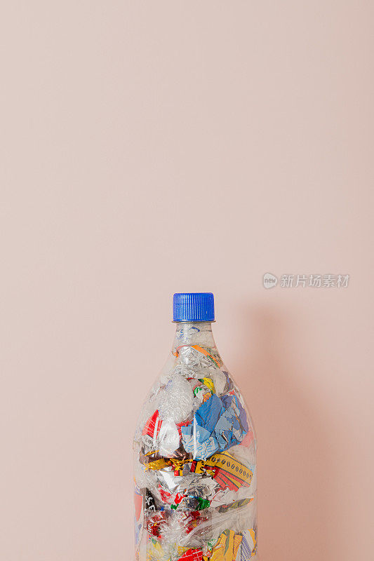 用塑料废料填塞的PET瓶