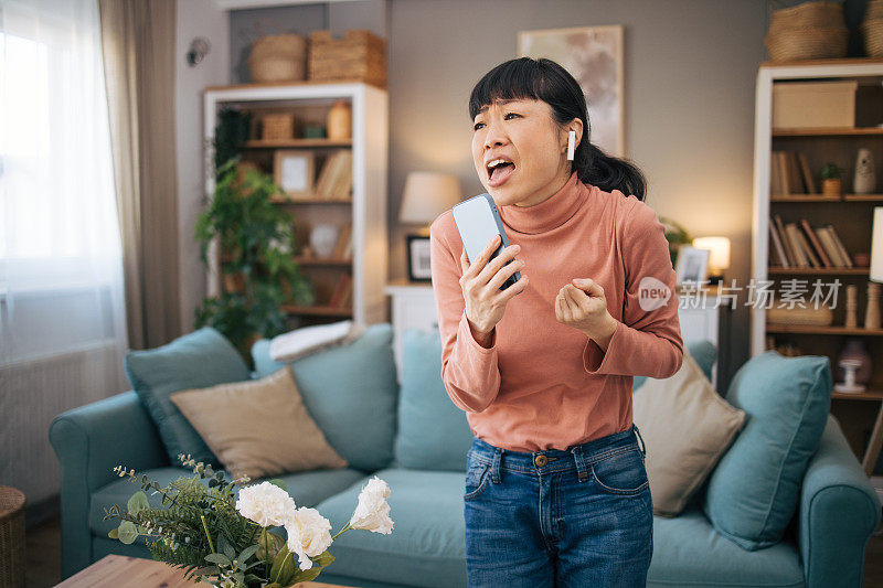 一个日本女人在客厅里唱歌