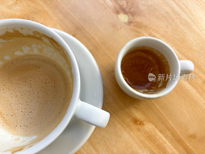 两种成品咖啡:拿铁杯和浓缩杯