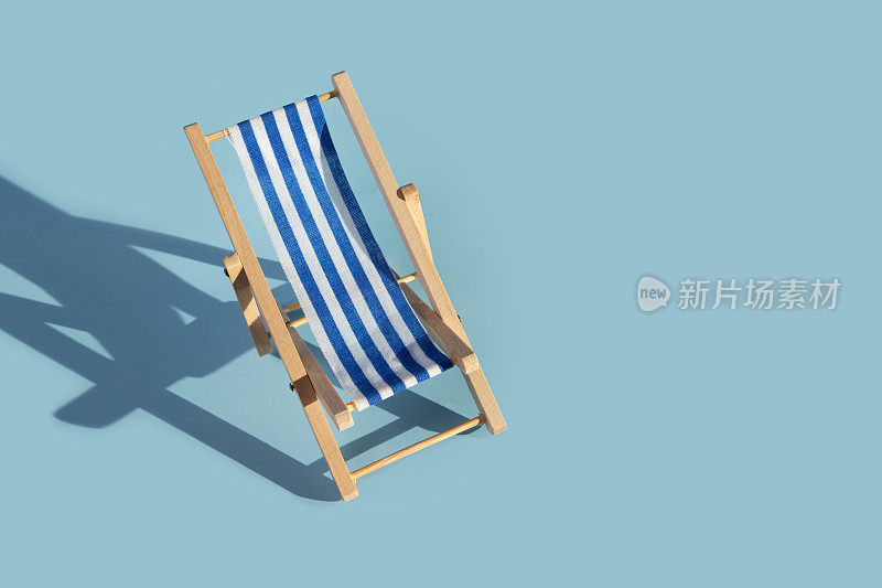 躺椅，沙滩椅，海边放松，度假度假，蓝色背景