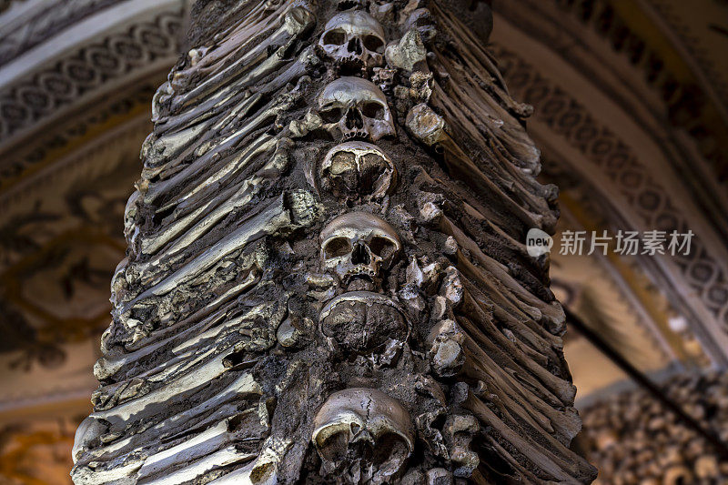 17世纪，三位方济会修士在葡萄牙Évora市设计了骷髅教堂，柱子上是人类的头骨，两侧是骨头，形成了一个恐怖的设计。