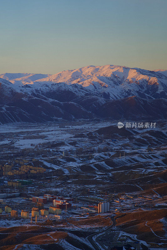 雪山脚下的城市新疆阿勒泰