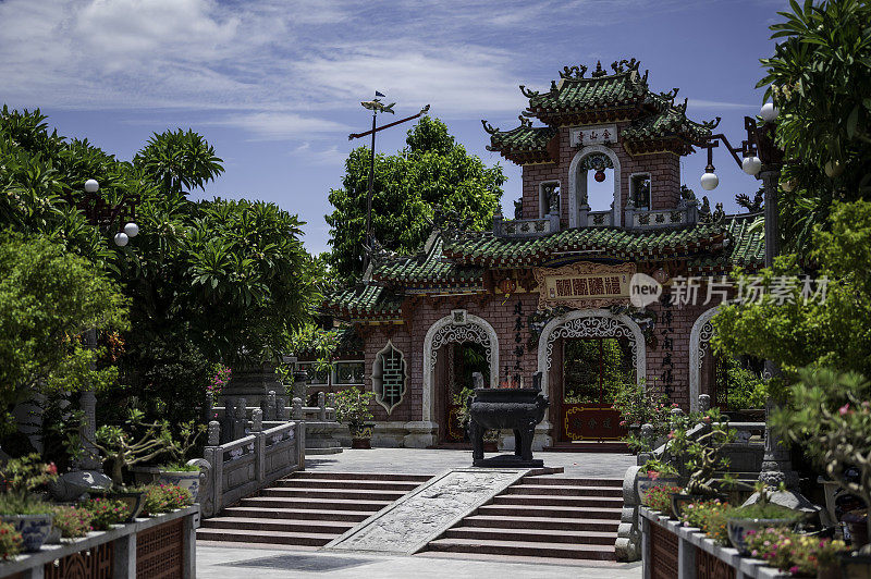东南亚一座宗教寺庙的古代立面。
