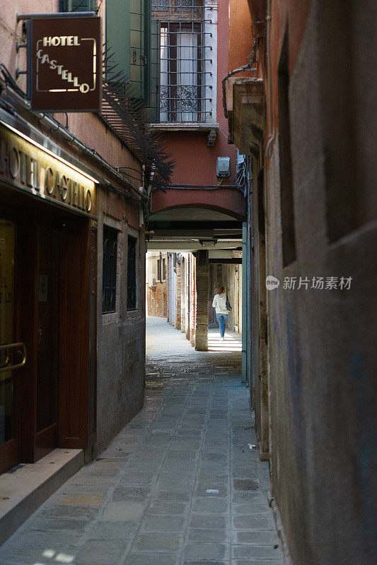 威尼斯——4月30日:一个女人走在巷子里