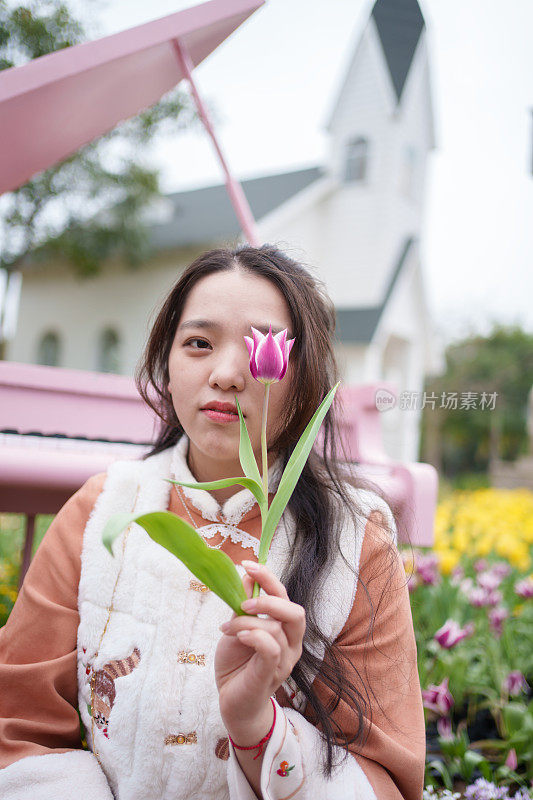 女人用花蒙住眼睛