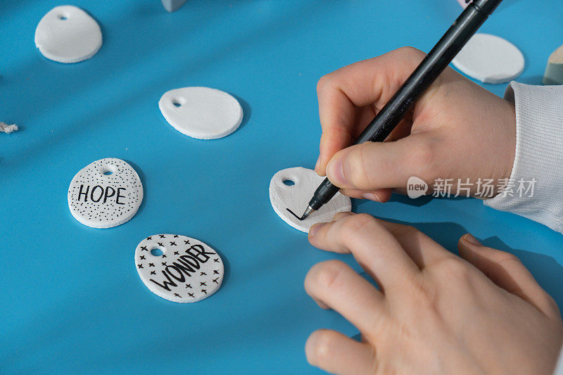 大师班在复活节彩蛋上写“爱”字孩子们晾干粘土活动的手工艺创意。DIY过程一步一步指导。准备复活节的装饰。现代有机设计简约无塑料可持续