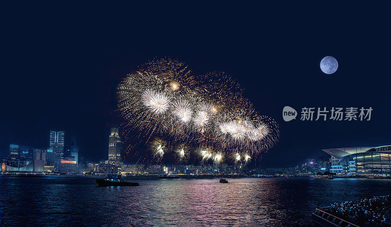 月明之夜，香港维多利亚港的烟花表演。