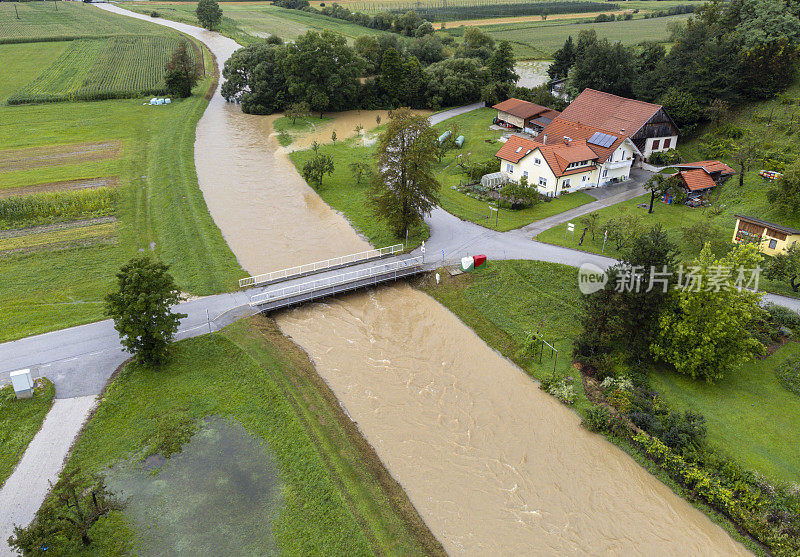 鸟瞰几乎被洪水淹没的农村地区，农田附近的道路和房屋几乎被淹没。