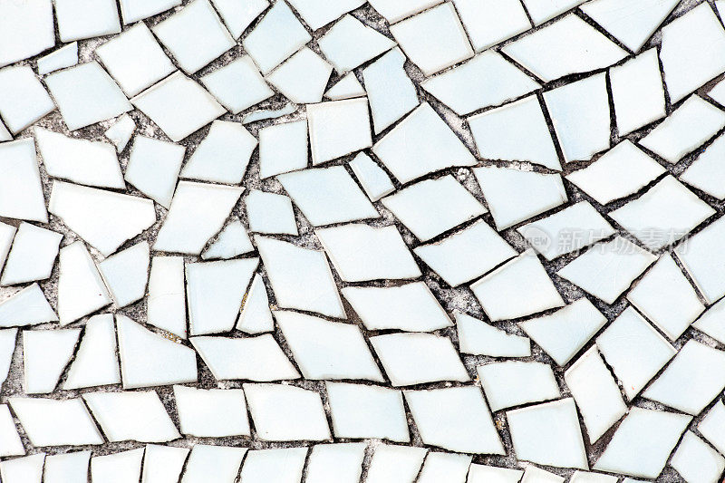 破碎的白色瓷砖，墙面或地板装饰