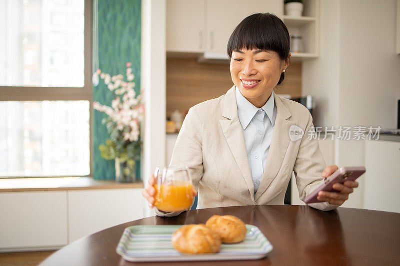 一位女士正在使用智能手机