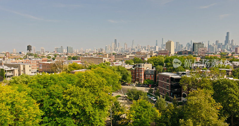 以芝加哥市中心为背景的柳条公园鸟瞰图