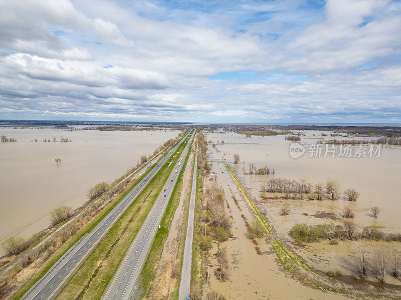 春天大雨过后，被洪水淹没的田地和道路