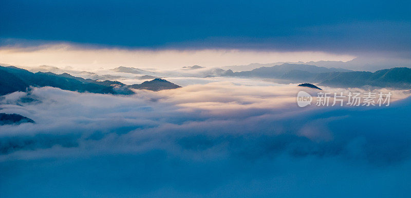 山中云和雾的航拍