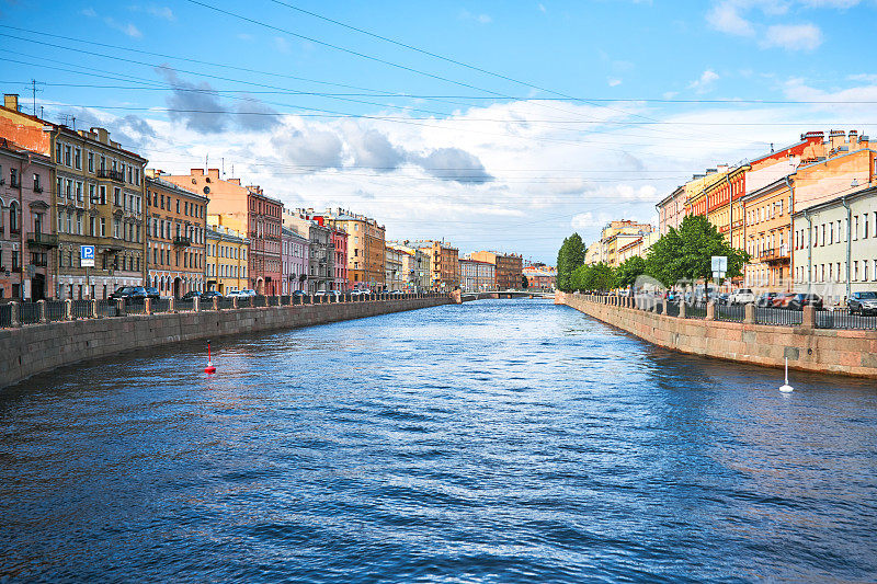 格里博多夫运河和街道的城市景观，在圣彼得堡的历史中心，古老的住宅多色建筑