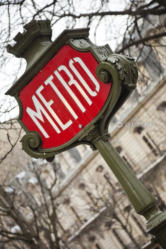 巴黎红色地铁标志的艺术和角度照片