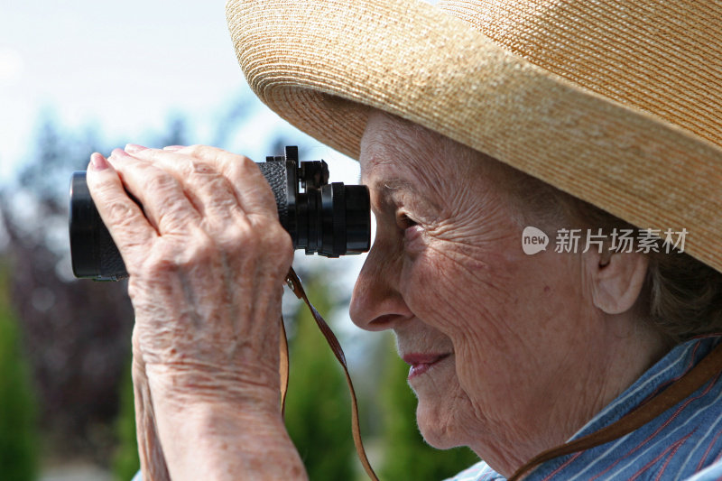 女人和她的双筒望远镜