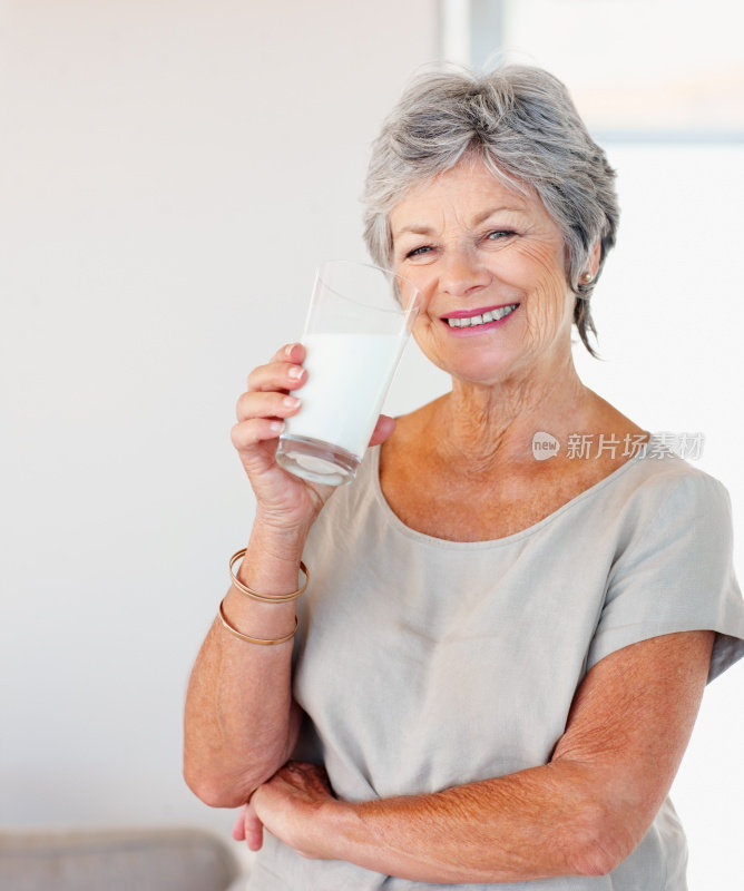 老年妇女喝牛奶