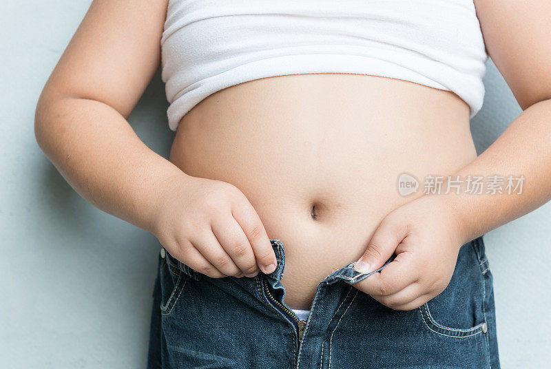 胖男孩肚子的大小与超重有关。