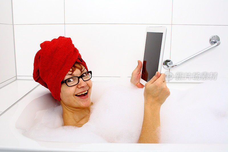 在浴缸里用平板电脑的热情女人
