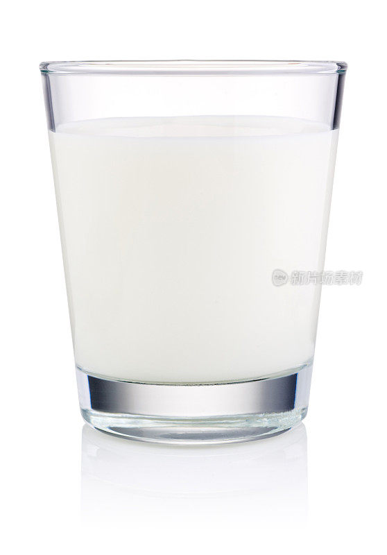 一杯鲜牛奶孤立在白色的背景