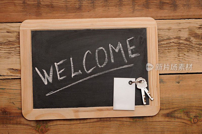在学校的小木板上写着“欢迎”和钥匙