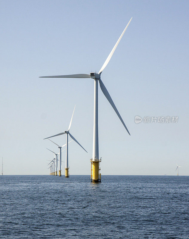 12个海上风力涡轮机排成一列