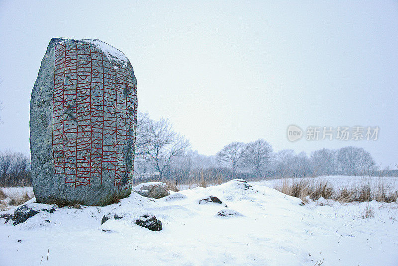 符文石在冬天的土地