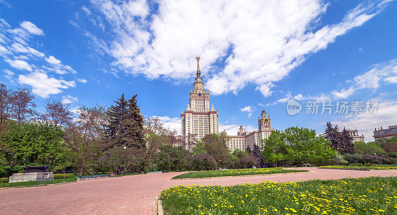 阳光普照下的莫斯科国立大学春季校园