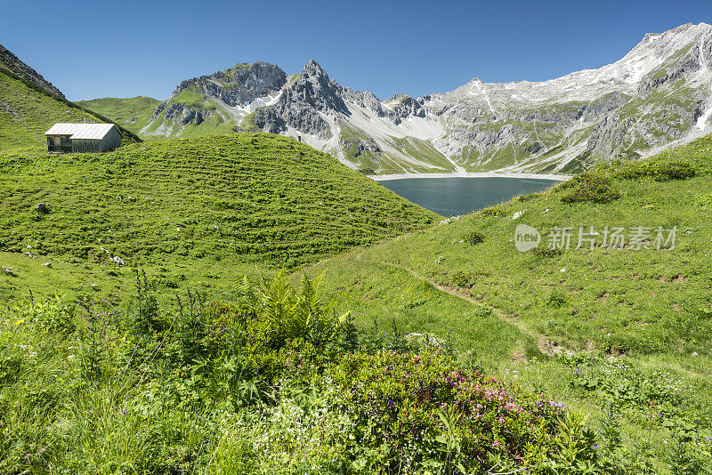 山中湖边的小屋