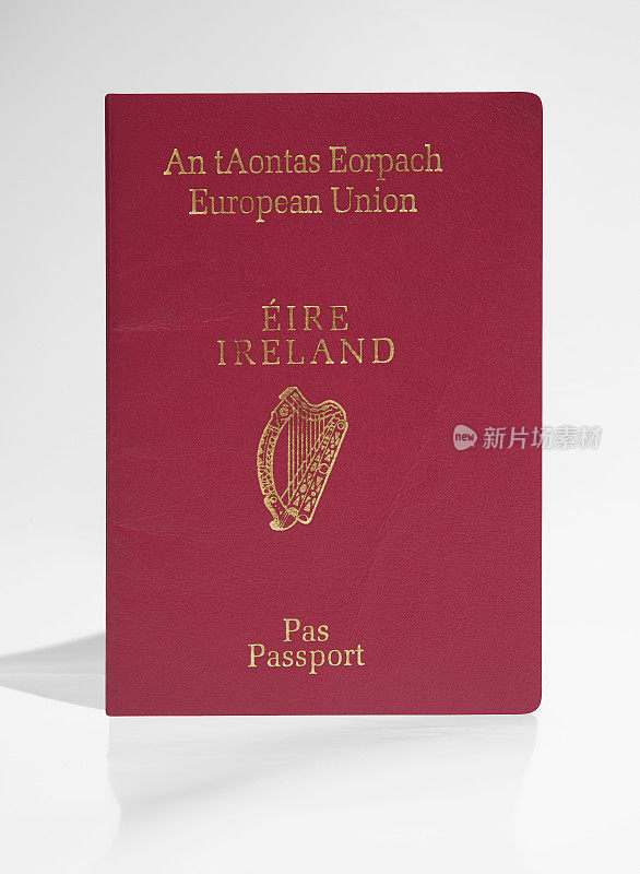旧的红色爱尔兰护照孤立在白色的小路上