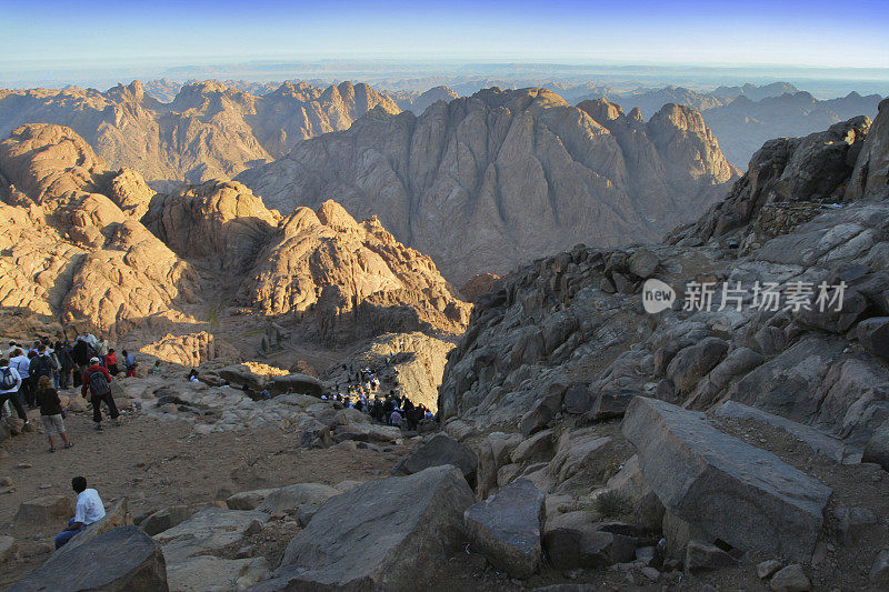 黎明后的摩西山