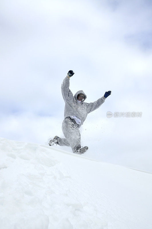 冬季乐趣:在雪地上奔跑和跳跃