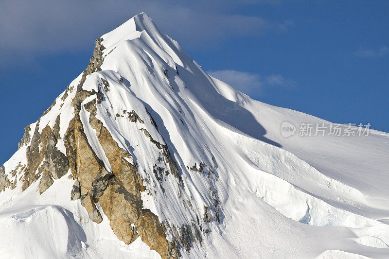 白雪皑皑的山峰