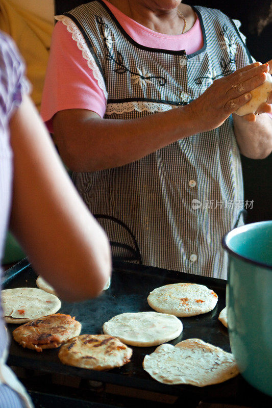 墨西哥厨师在做gorditas