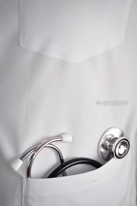 听诊器在医生的白大褂口袋里