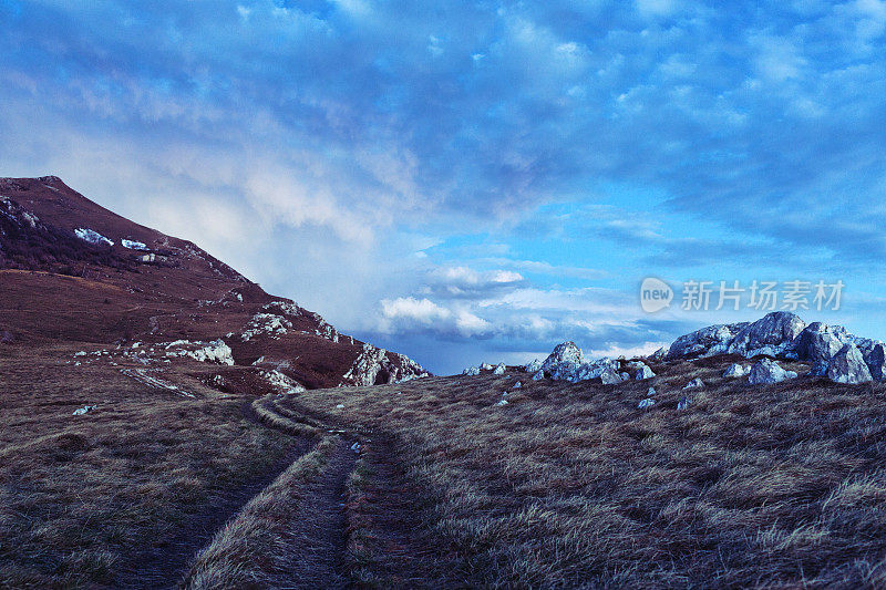 暴风雨过后，喀斯特山顶上的夕阳