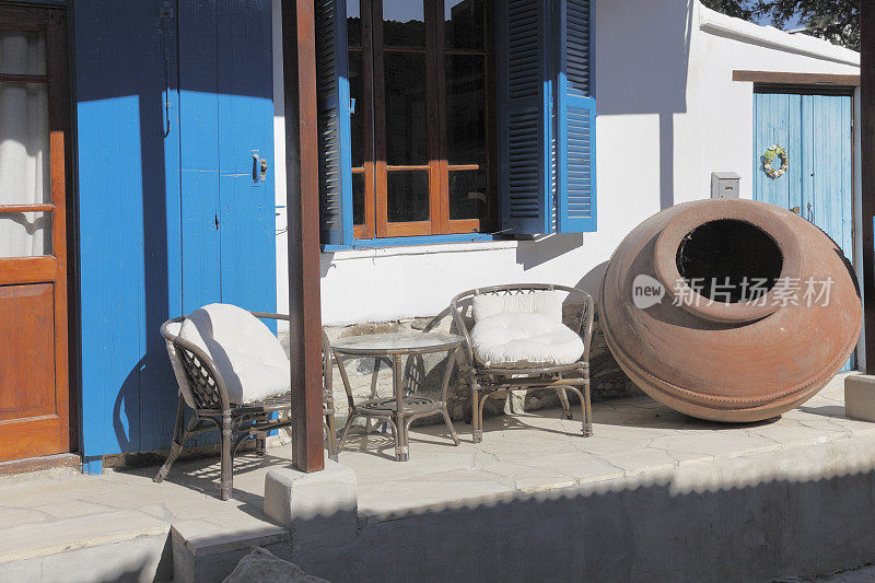 塞浦路斯村街道阳台上有大的棕色粘土陶器