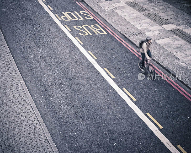 一名男子在伦敦骑自行车