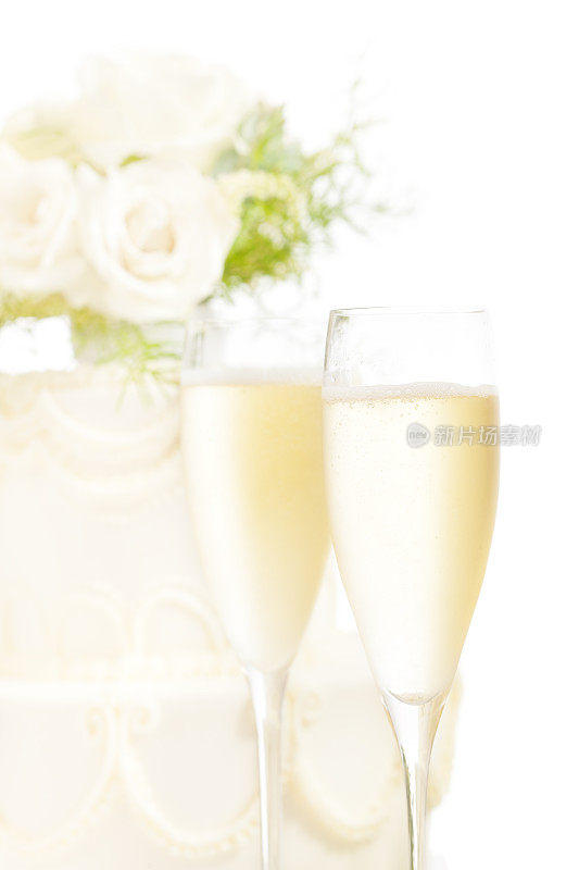 香槟长笛与婚礼蛋糕垂直特写