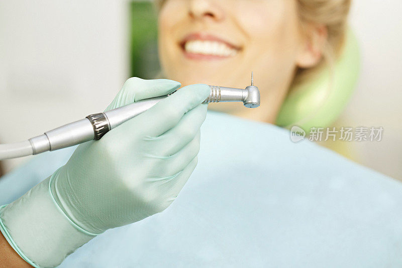 牙科工作的牙医牙钻
