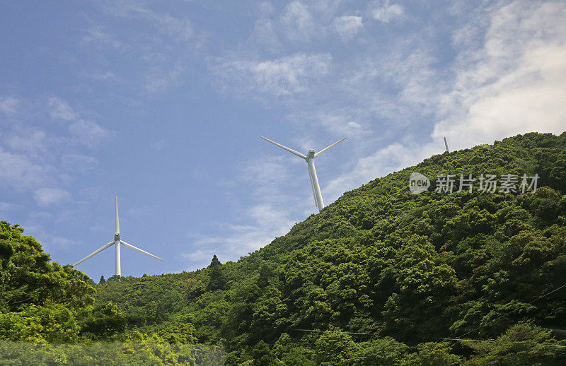 日本四国爱媛县的滚动景观和风力涡轮机