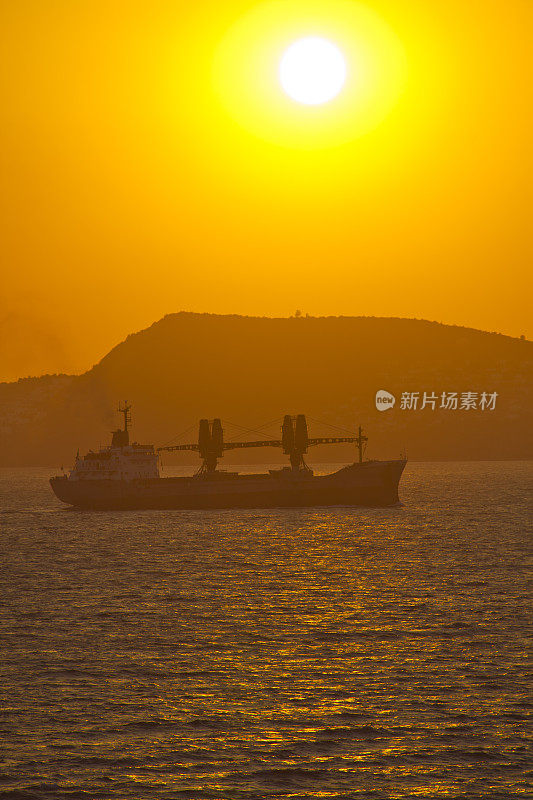 一艘工业船将在日落时停靠土耳其