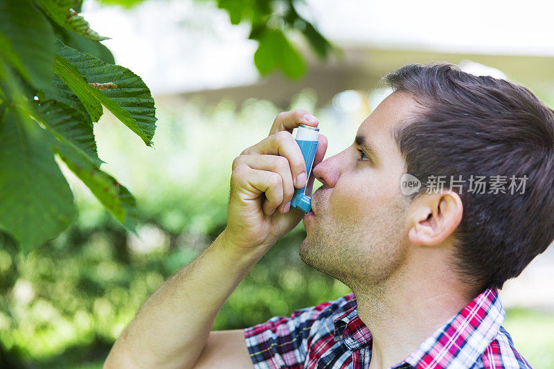 年轻男子使用哮喘吸入器哮喘发作