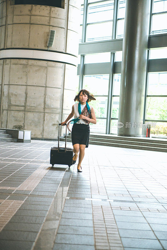 日本京都，带着行李箱的日本女商人